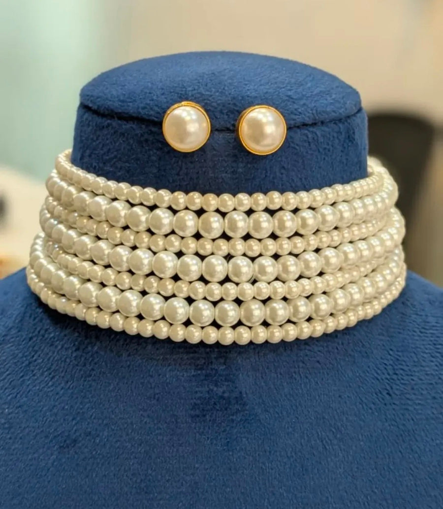 Royal pearl choker with studs
